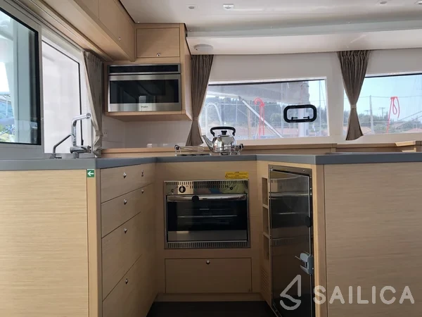 Lagoon 450  Flybridge - Yacht Charter Sailica