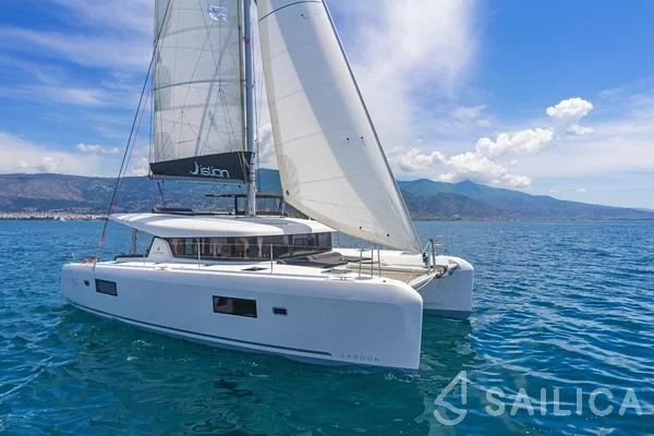 Lagoon 42 - Yacht Charter Sailica