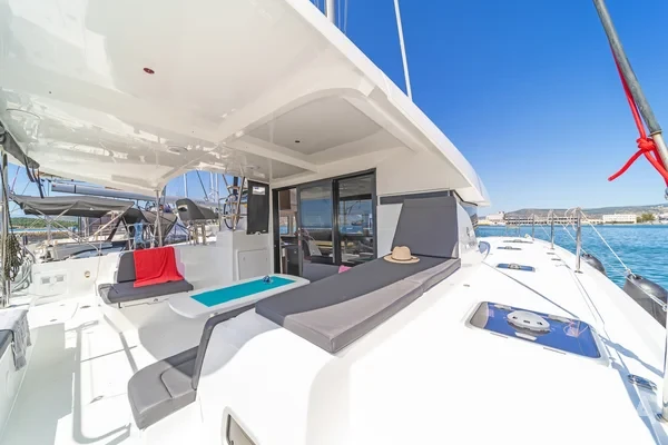 Lagoon 42 - Yacht Charter Sailica