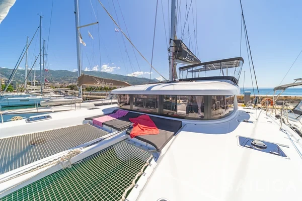 Lagoon 42 - Yacht Charter Sailica