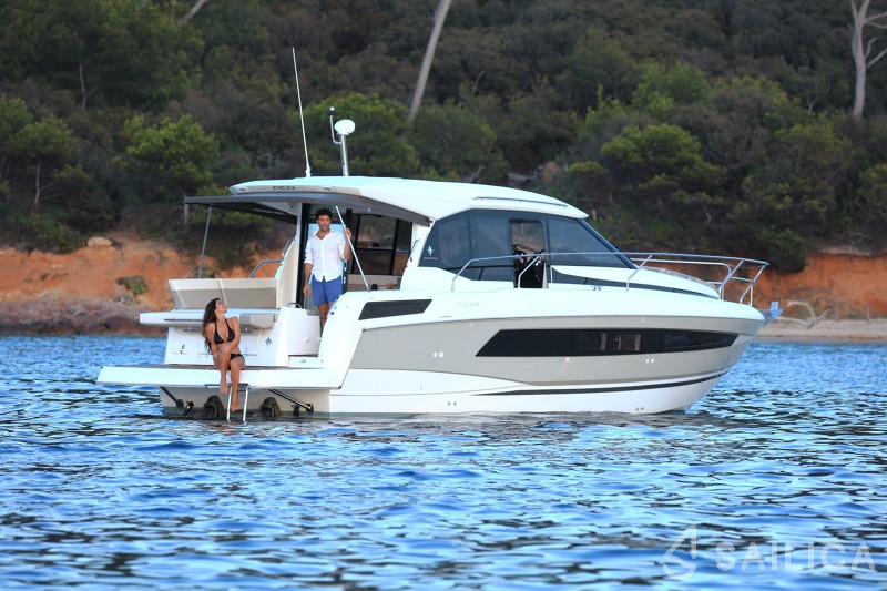 Jeanneau NC 33 - Yacht Charter Sailica