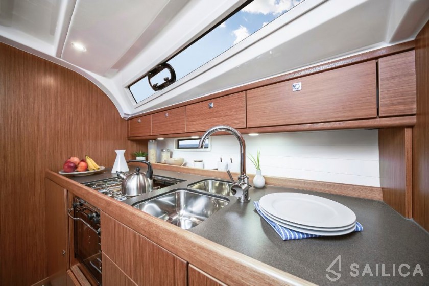 Bavaria Cruiser 41 - 3 cab. - Yacht Charter Sailica