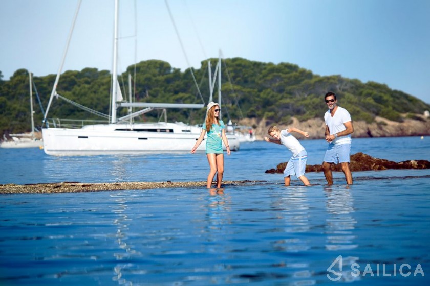 Bavaria Cruiser 41 - 3 cab. - Yacht Charter Sailica