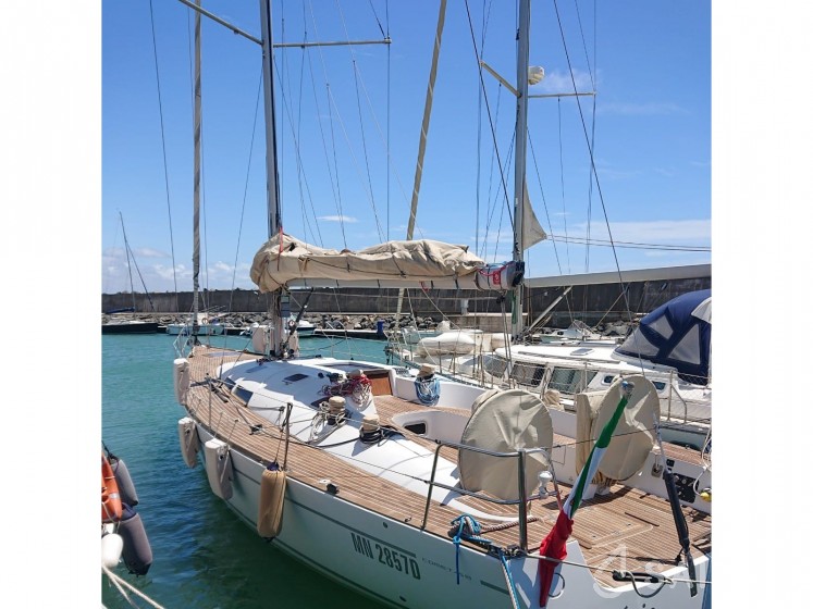 Comet 45s - Yacht Charter Sailica