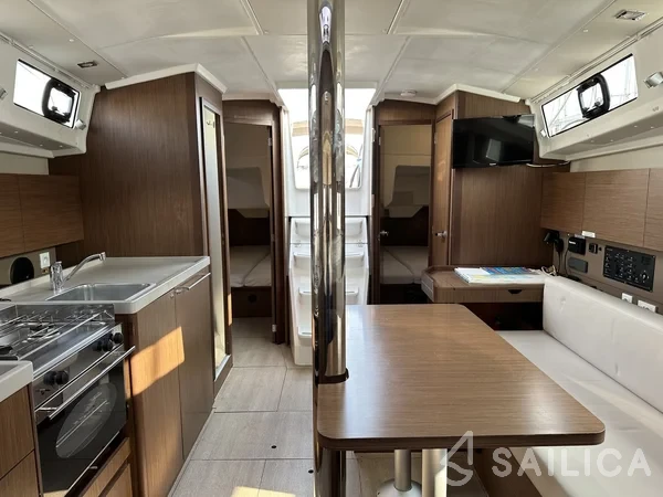Oceanis 38.1 - Yacht Charter Sailica