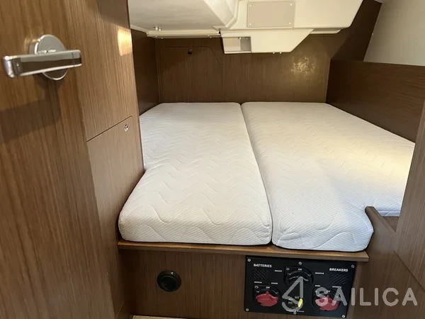 Oceanis 38.1 - Yacht Charter Sailica