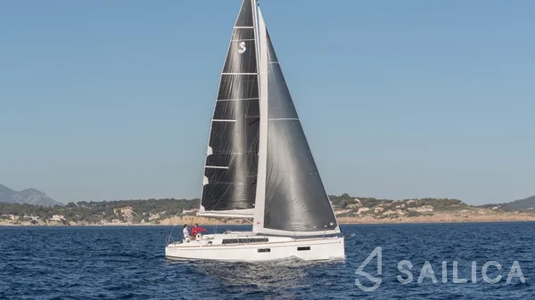 Oceanis 38.1 - Yacht Charter Sailica