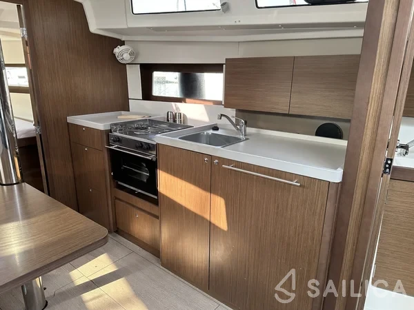 Oceanis 38.1 - Yacht Charter Sailica