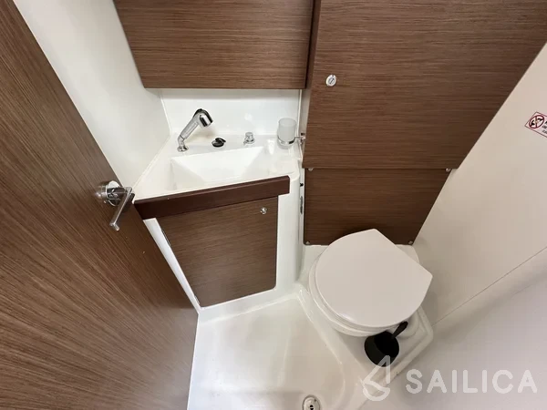 Oceanis 38.1 - Yacht Charter Sailica