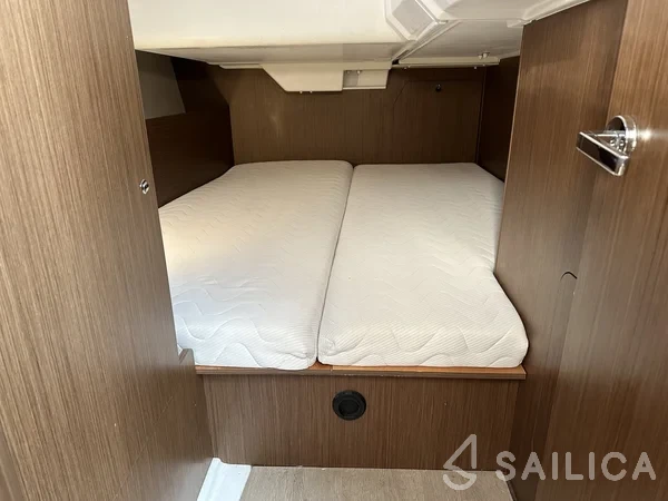 Oceanis 38.1 - Yacht Charter Sailica