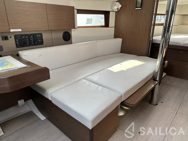 Oceanis 38.1 - Yacht Charter Sailica
