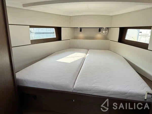 Oceanis 38.1 - Yacht Charter Sailica