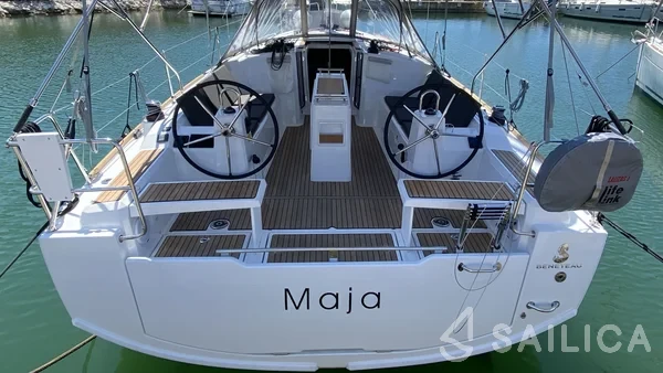 Oceanis 38.1 - Yacht Charter Sailica