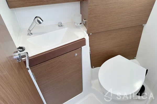 Oceanis 38.1 - Yacht Charter Sailica