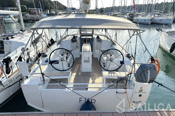 Oceanis 38.1 - Yacht Charter Sailica