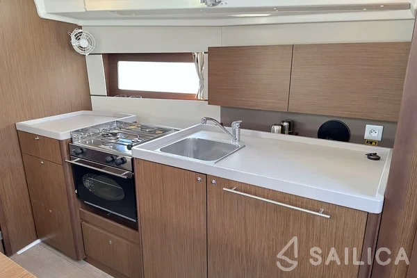 Oceanis 38.1 - Yacht Charter Sailica