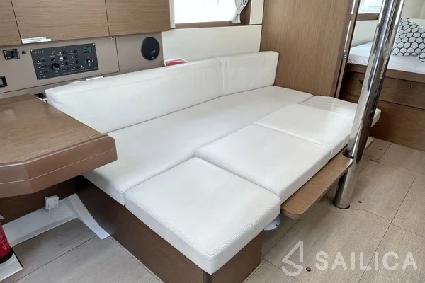 Oceanis 38.1 - Yacht Charter Sailica