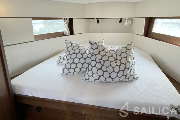 Oceanis 38.1 - Yacht Charter Sailica