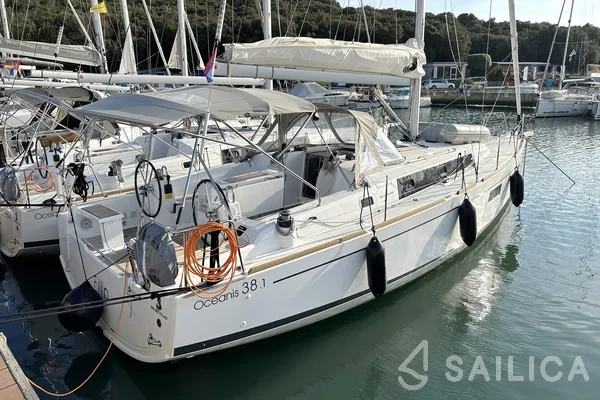 Oceanis 38.1 - Yacht Charter Sailica