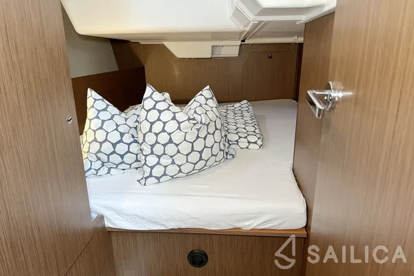 Oceanis 38.1 - Yacht Charter Sailica