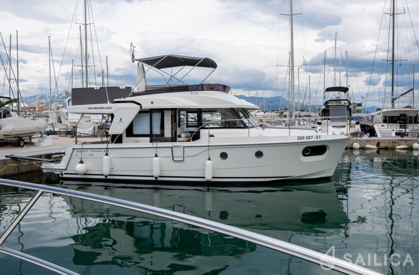 Swift Trawler 41 - Yacht Charter Sailica