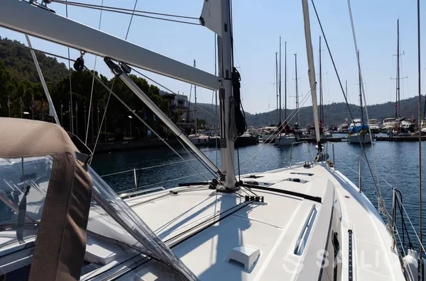 Oceanis 41.1 - Yacht Charter Sailica