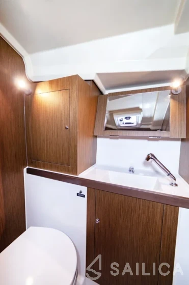 Oceanis 41.1 - Yacht Charter Sailica