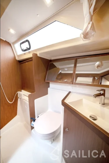 Oceanis 41.1 - Yacht Charter Sailica