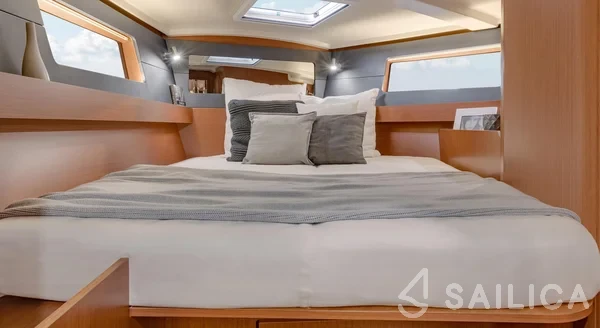 Oceanis 41.1 - Yacht Charter Sailica
