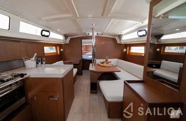 Oceanis 41.1 - Yacht Charter Sailica