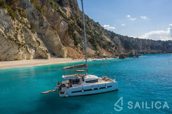 Bali 4.1 - Yacht Charter Sailica