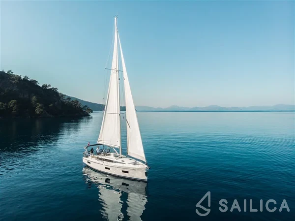 Bavaria C42 - Yacht Charter Sailica