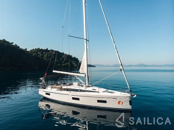 Bavaria C42 - Yacht Charter Sailica