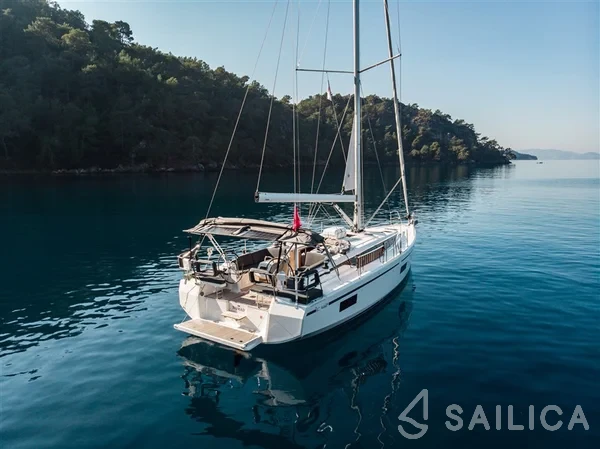 Bavaria C42 - Yacht Charter Sailica