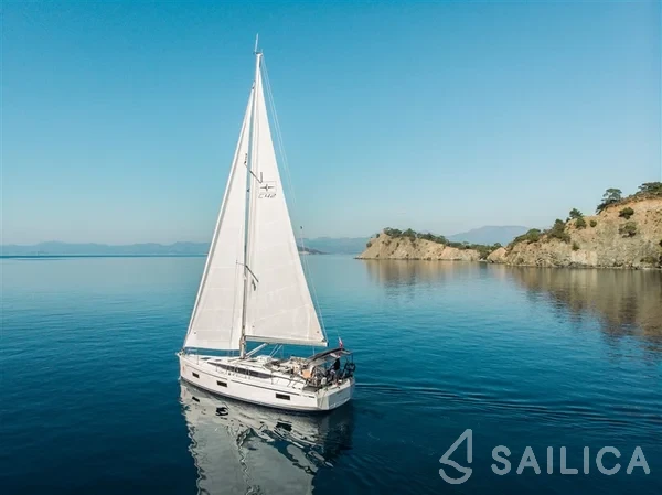 Bavaria C42 - Yacht Charter Sailica