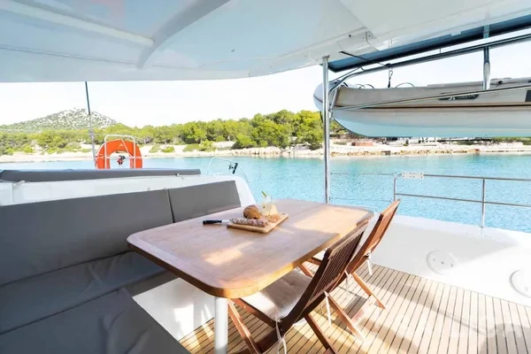 Lagoon 42 - Photo #10 Lagoon 42 - Yacht Charter Sailica