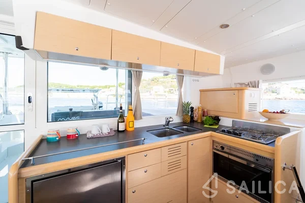 Lagoon 421 - Yacht Charter Sailica