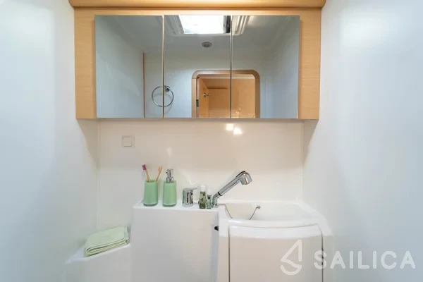 Lagoon 421 - Yacht Charter Sailica