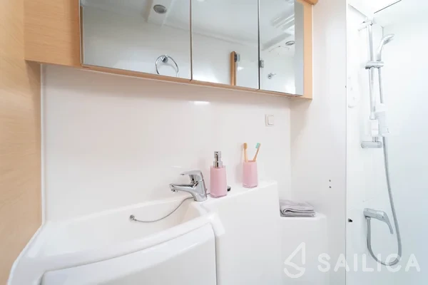 Lagoon 421 - Yacht Charter Sailica