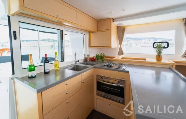 Lagoon 450  Flybridge - Yacht Charter Sailica