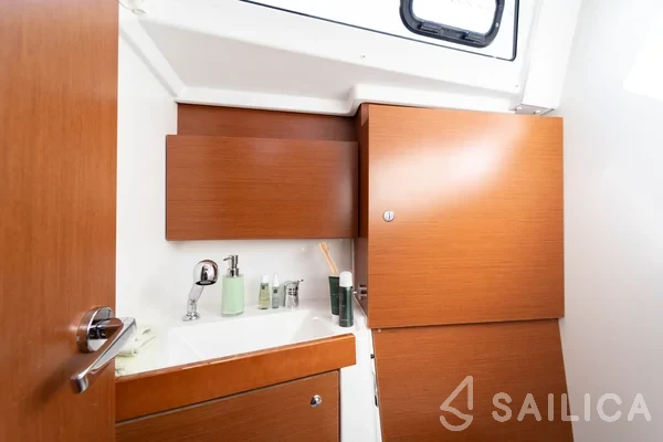 Oceanis 38 - Yacht Charter Sailica