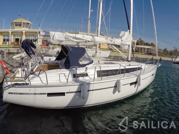 Bavaria 37 Cruiser - Yacht Charter Sailica