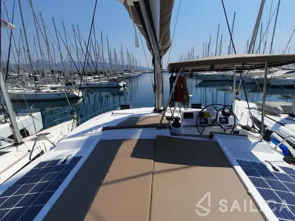 Bali 4.1 - Yacht Charter Sailica