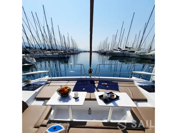 Bali 4.1 - Yacht Charter Sailica