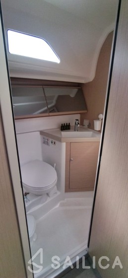 Oceanis 40.1 - Yacht Charter Sailica