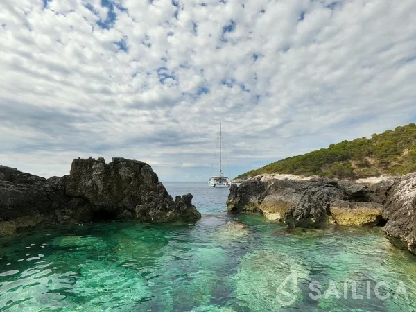 Lagoon 450  Flybridge - Yacht Charter Sailica