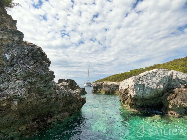 Lagoon 450  Flybridge - Yacht Charter Sailica