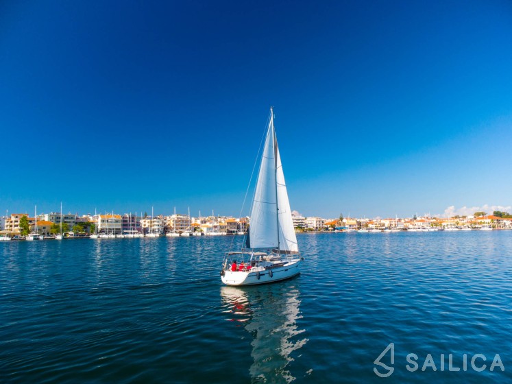 Bavaria 37 Cruiser - Yacht Charter Sailica