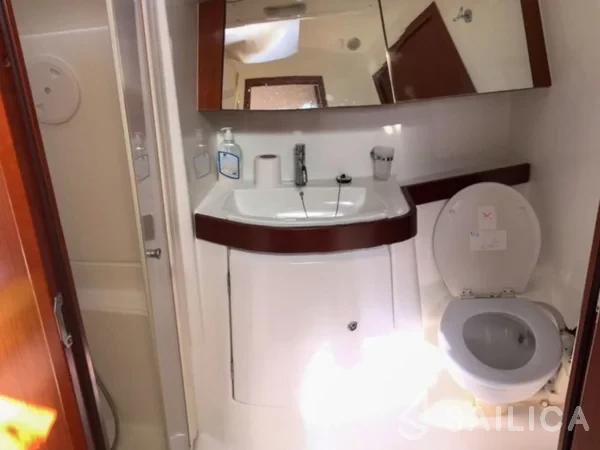 Oceanis 43 - Yacht Charter Sailica