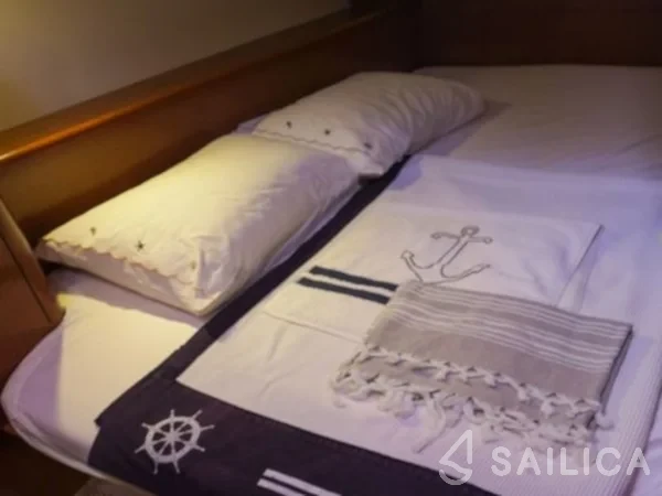 Oceanis 43 - Yacht Charter Sailica